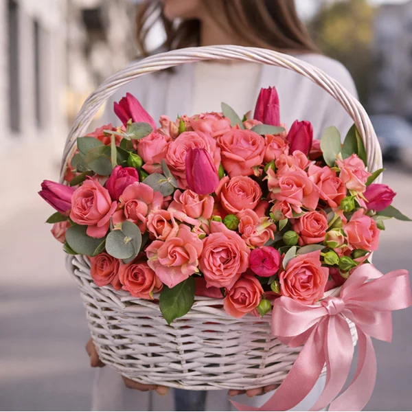 Заветная мечта - корзина с кустовыми розами и тюльпанами